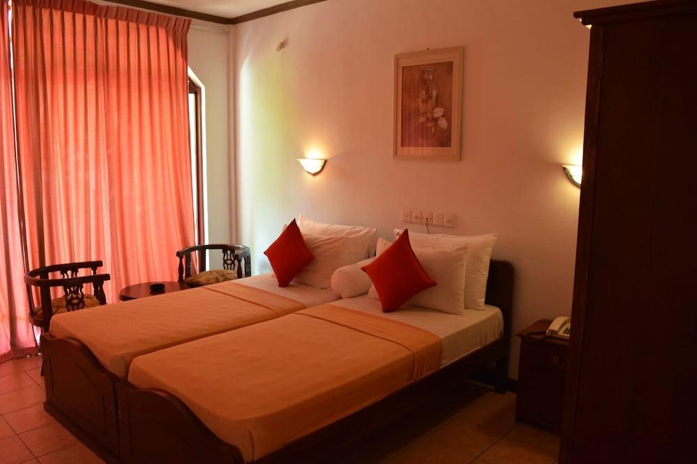 Hotel Lagoon Paradise Negombo Bagian luar foto