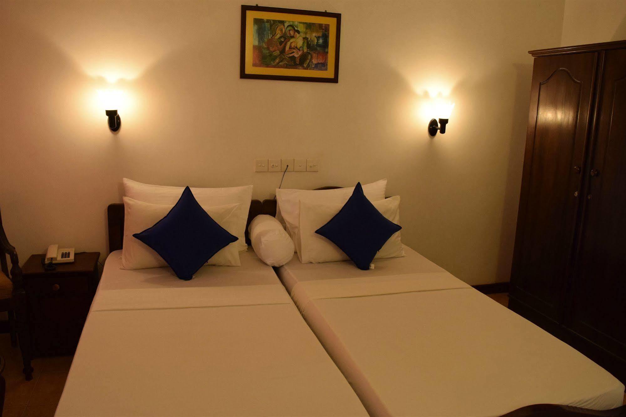 Hotel Lagoon Paradise Negombo Bagian luar foto