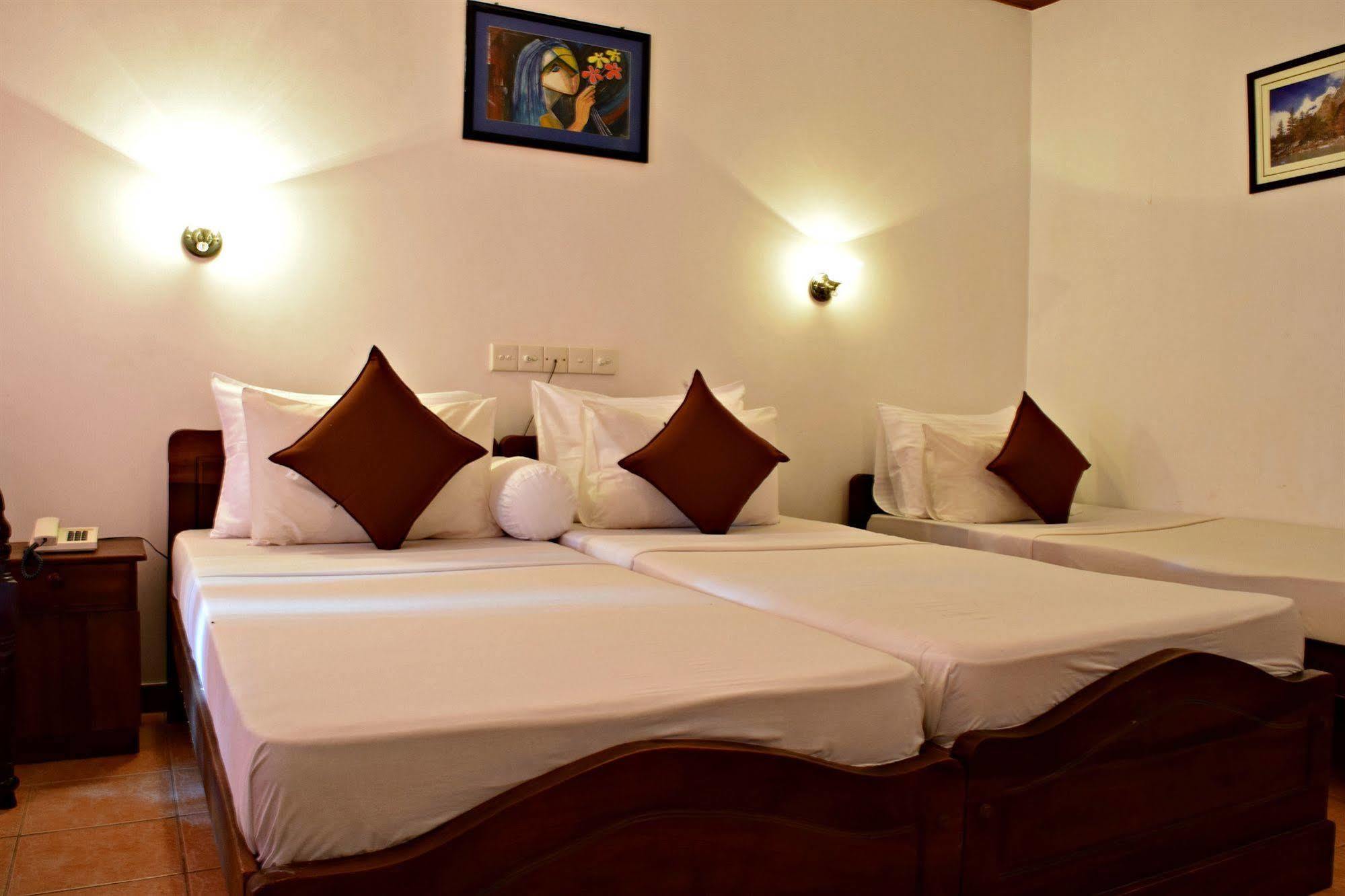 Hotel Lagoon Paradise Negombo Bagian luar foto