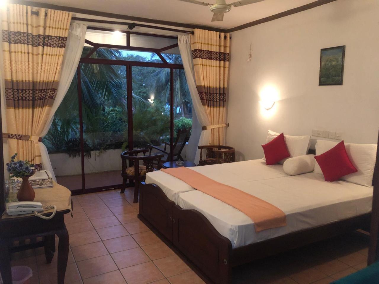 Hotel Lagoon Paradise Negombo Bagian luar foto