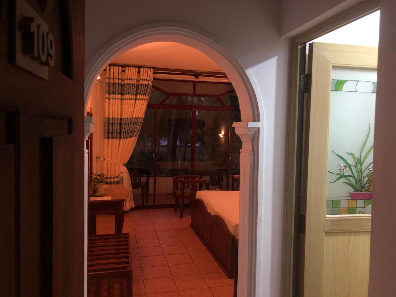 Hotel Lagoon Paradise Negombo Bagian luar foto